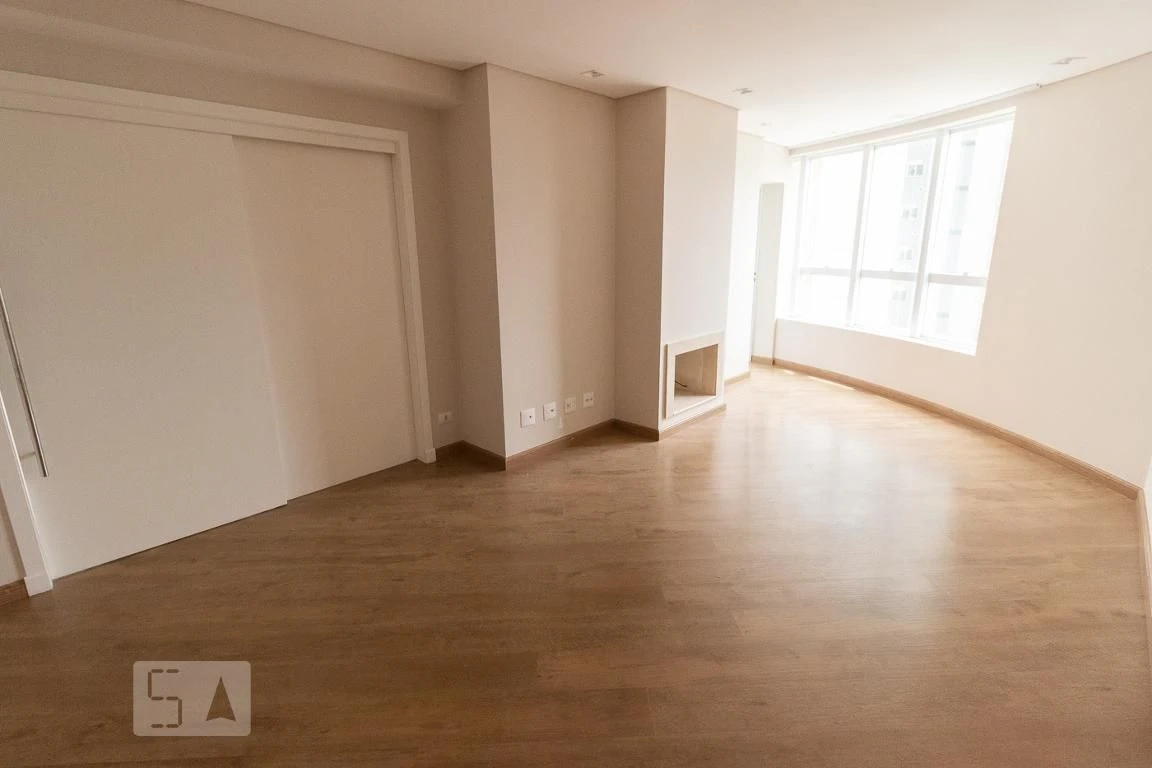 Bathtub in a 4-bedroom apartment, 255 m² — photo 20