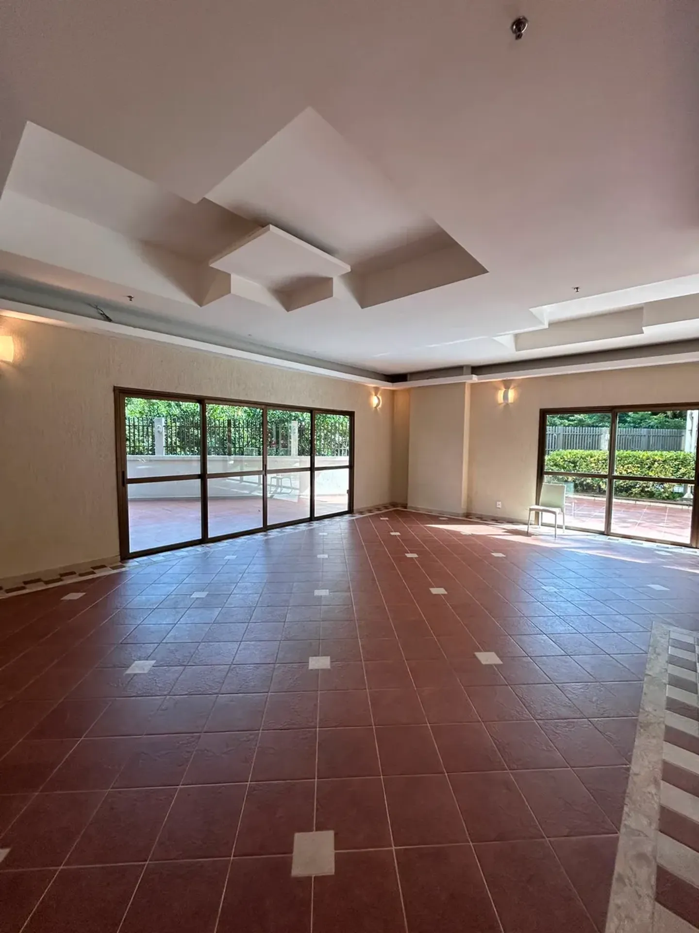 4-bedroom apartment with BBQ area in the building — photo 26