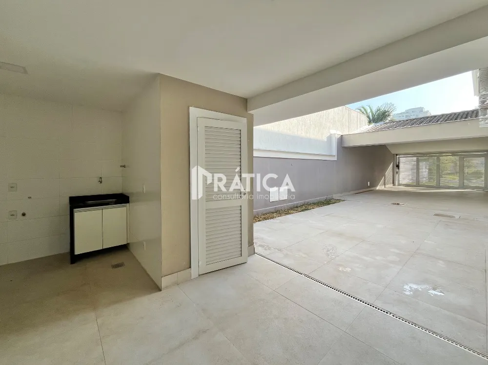 House with 5 bedrooms and an open-plan kitchen — photo 39