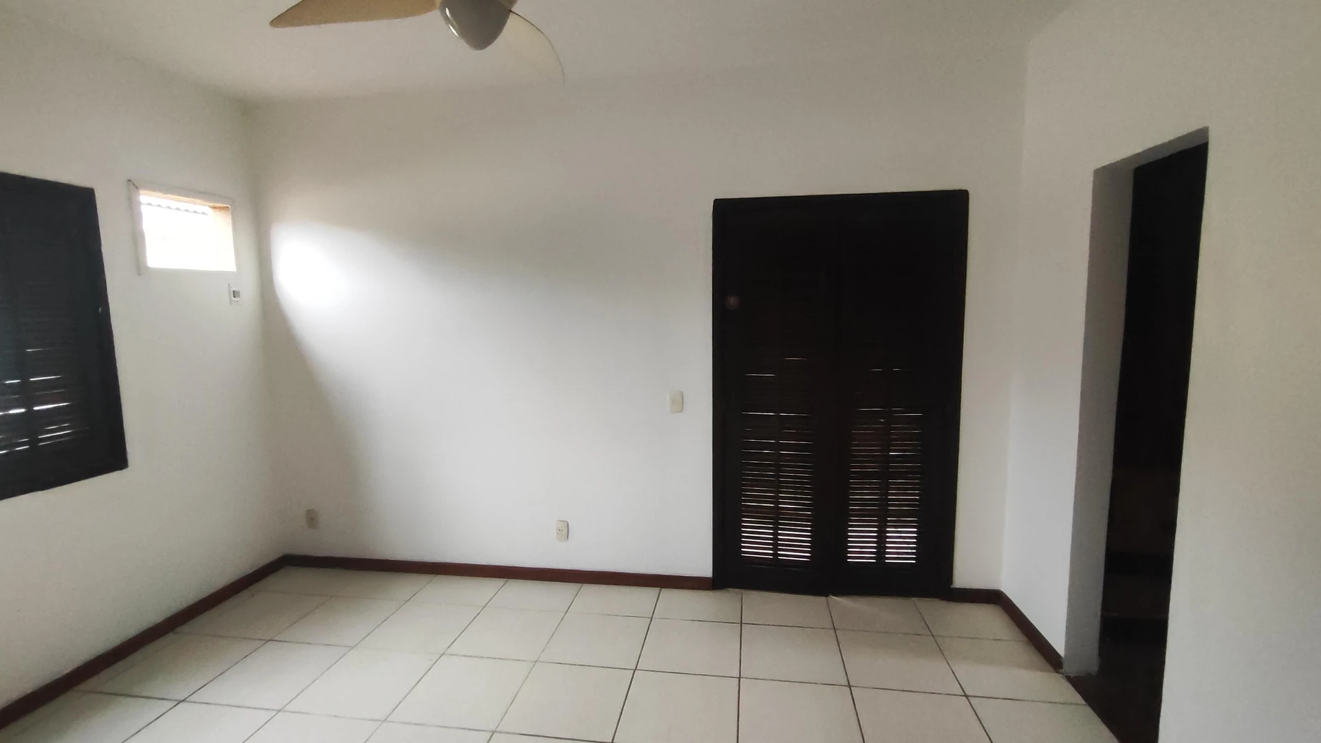 House with 3 bedrooms, 1 en-suite and 4 bathrooms — photo 40