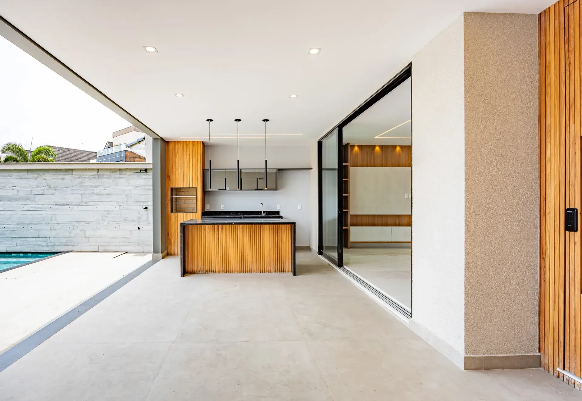 Furnished house with 5 suites and floor-to-ceiling windows