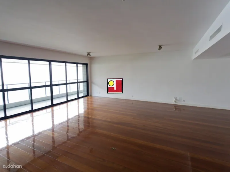 4-bedroom apartment with a glass-enclosed balcony — photo 8