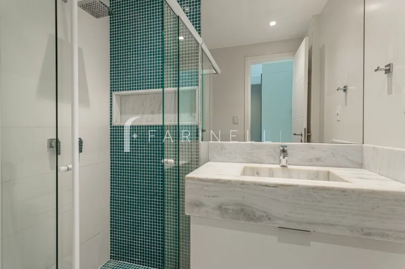 Glass-enclosed balcony in a 3-bedroom apartment, 136 m² — photo 19