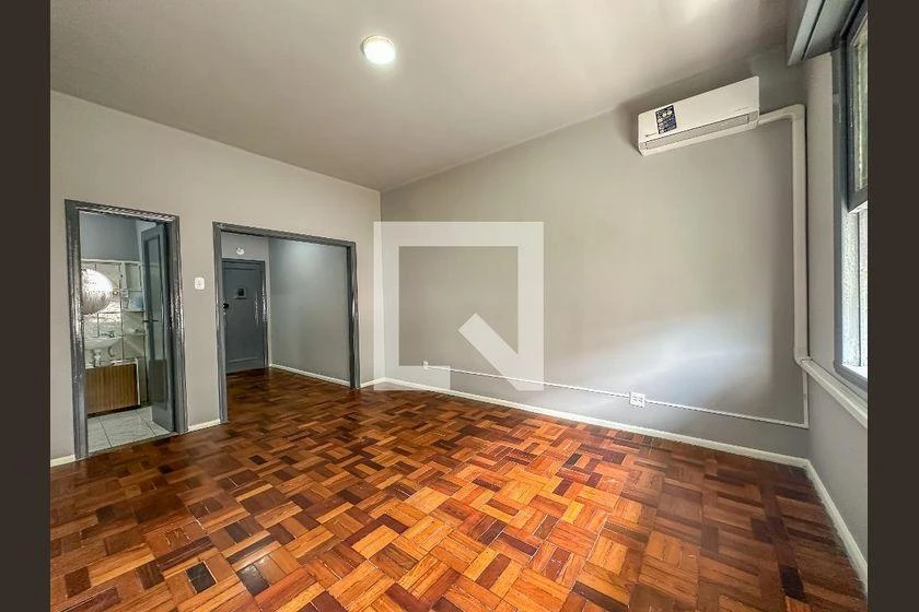 Studio com piso de madeira ou laminado, Centro — photo 15