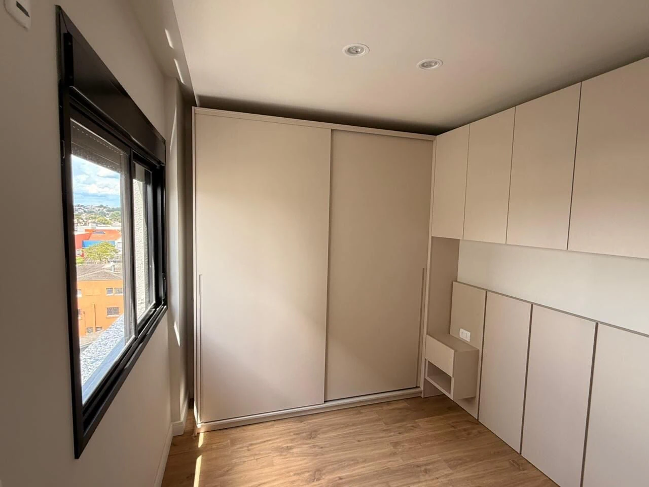 Balcony with a grill in a 2-bedroom apartment, 49 m² — photo 13