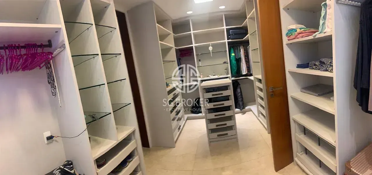 Furnished house, 800 m², with floor-to-ceiling windows