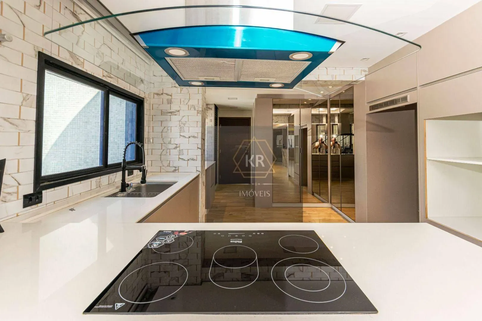 Furnished 272 m² apartment with 3 en-suites and 4 parking — photo 2