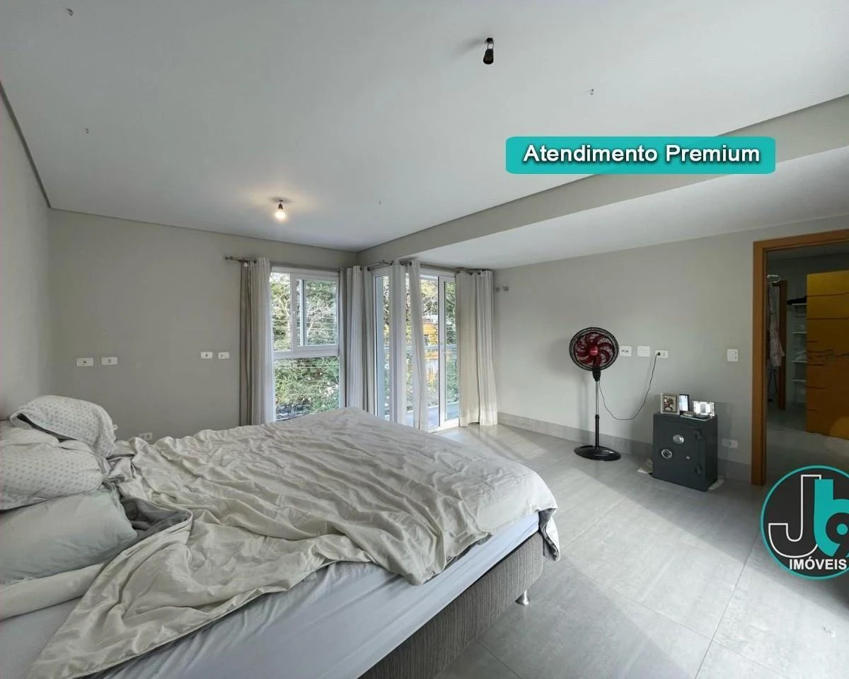 389 m² house with 4 bedrooms and an open-plan kitchen — photo 6