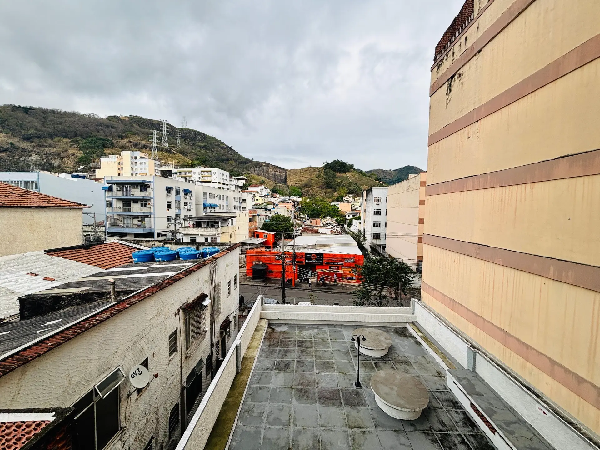 2-bedroom apartment with a mountain view — photo 35
