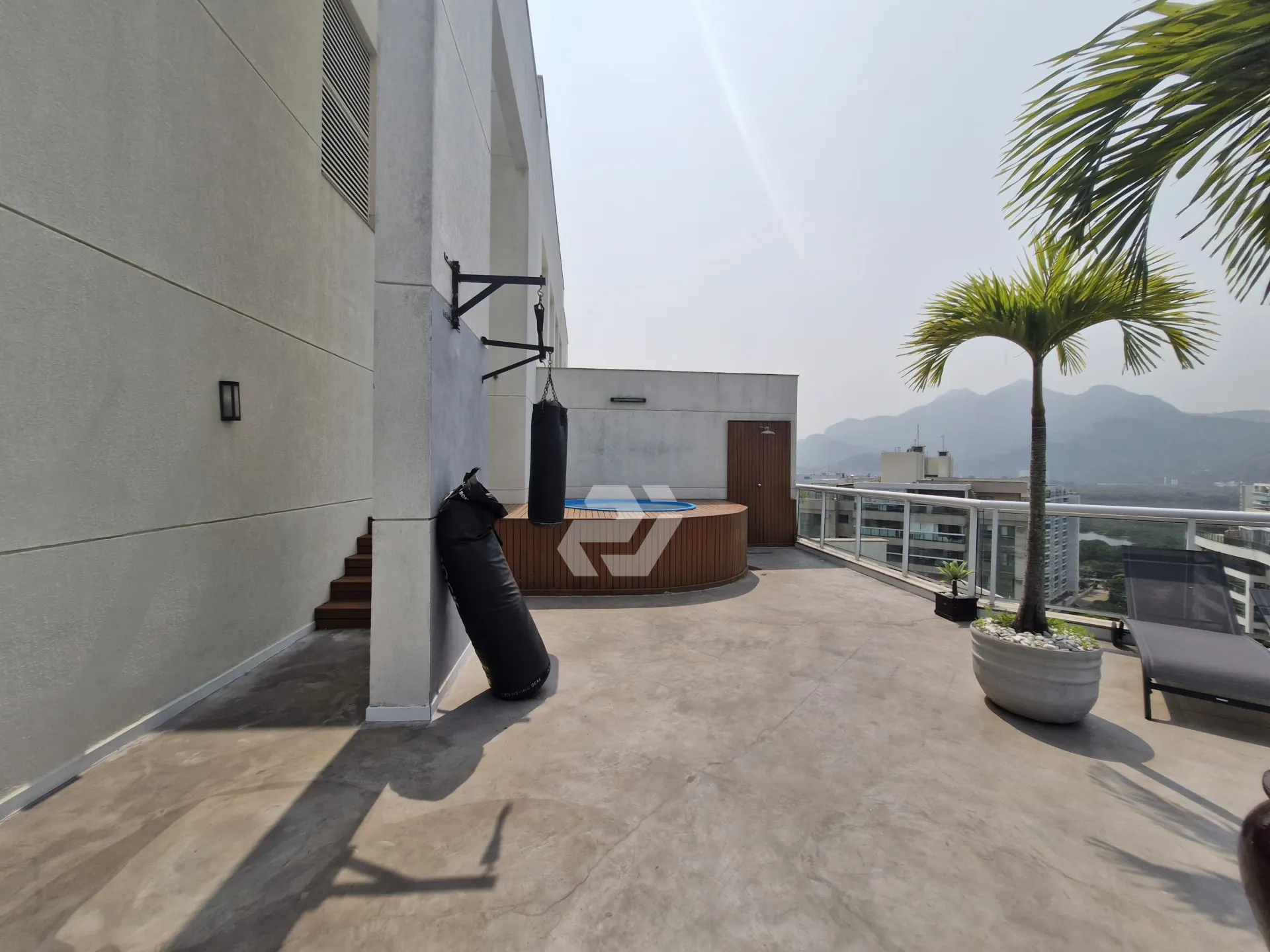 Furnished 4-bedroom apartment with building pool — photo 47