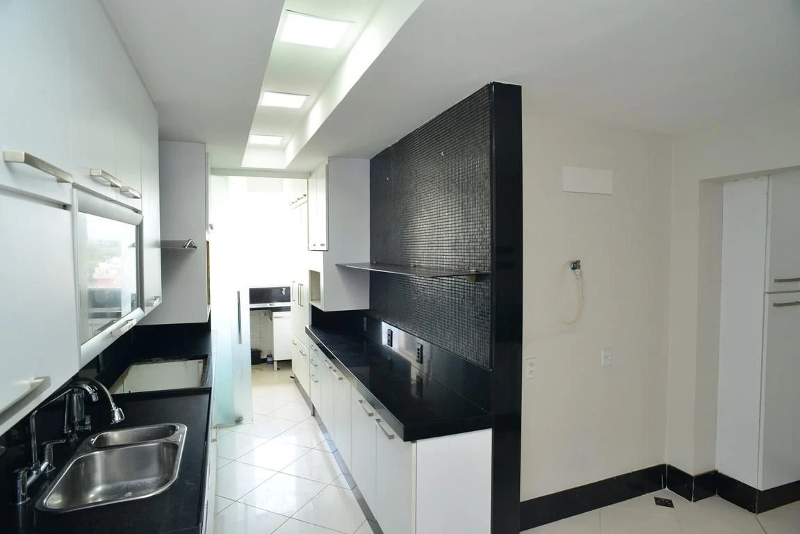 3-bedroom apartment in a building with a gym — photo 9