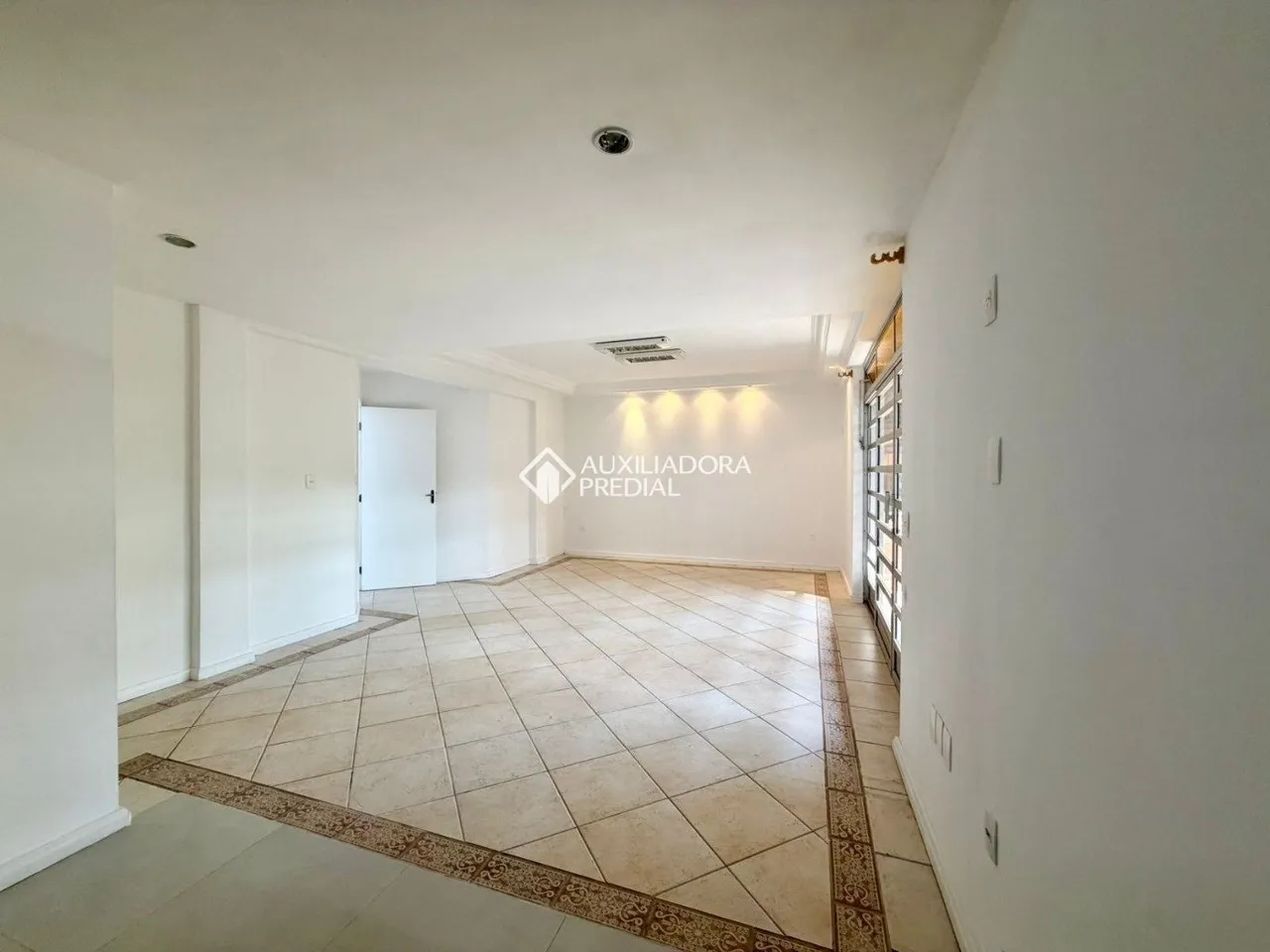 Робоче місце та 5 спалень: будинок 320 м² — photo 12