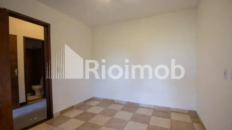 Casa de 4 dormitorios con 4 baños y parrilla embutida — photo 23