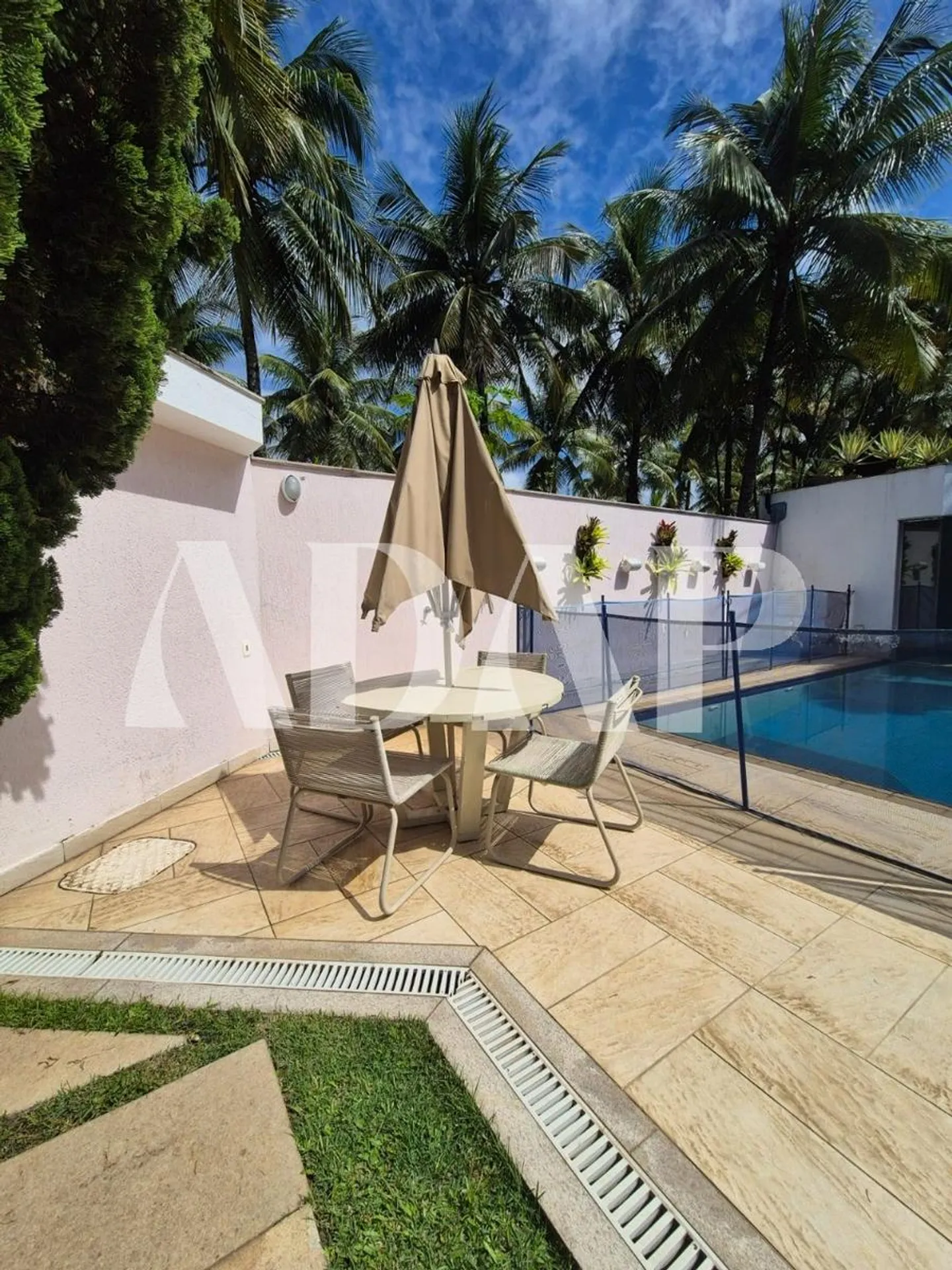 1253 m² house with 7 bedrooms and a private garden — photo 15