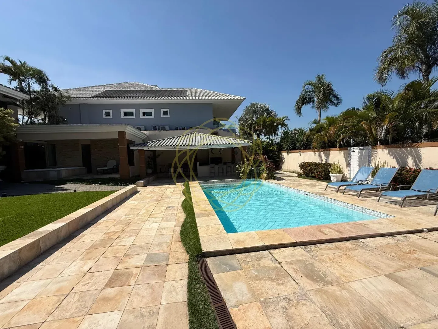 Casa com 4 quartos, 5 banheiros e churrasqueira na varanda