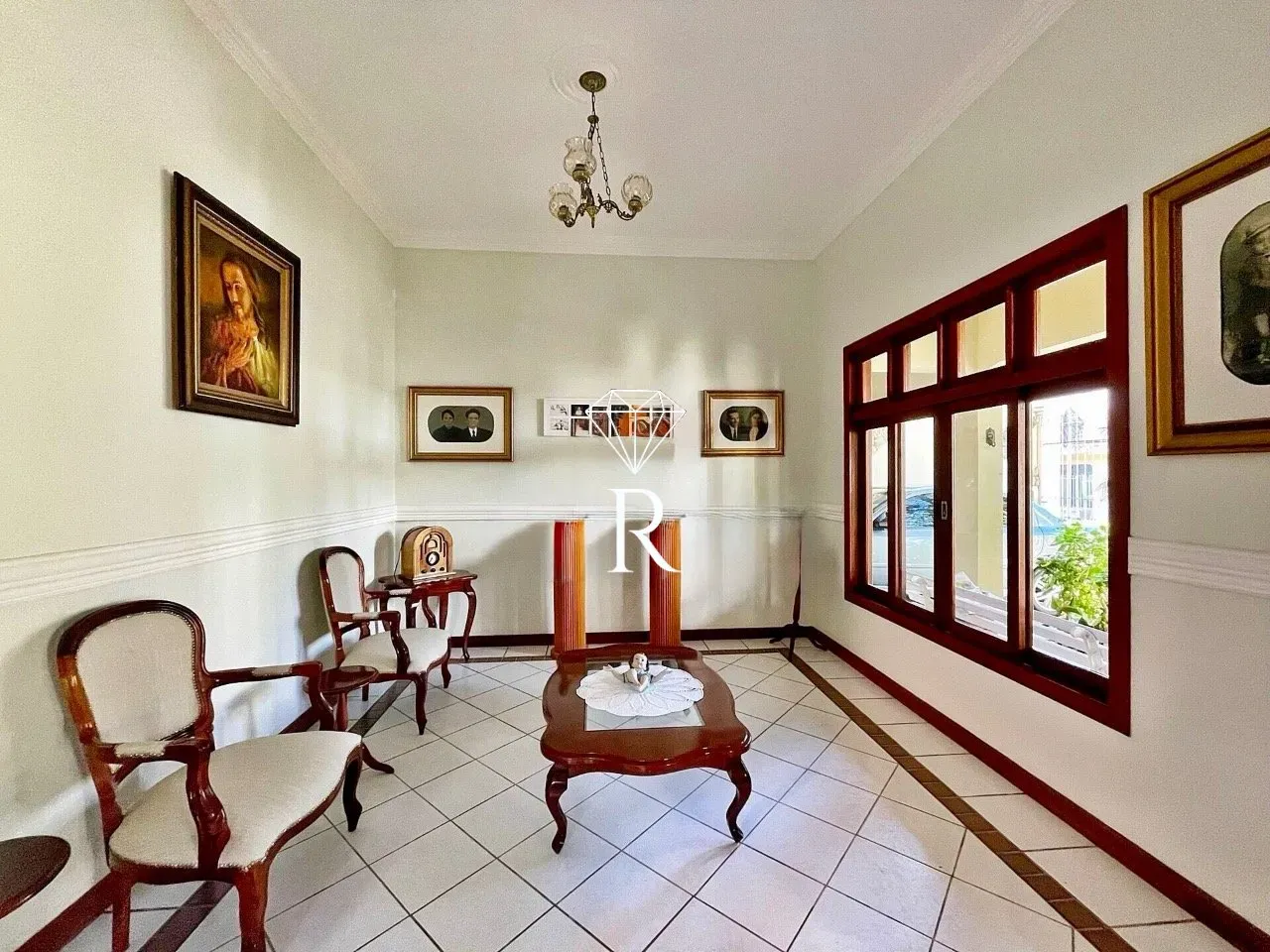 5-bedroom furnished house with office and 320 m²