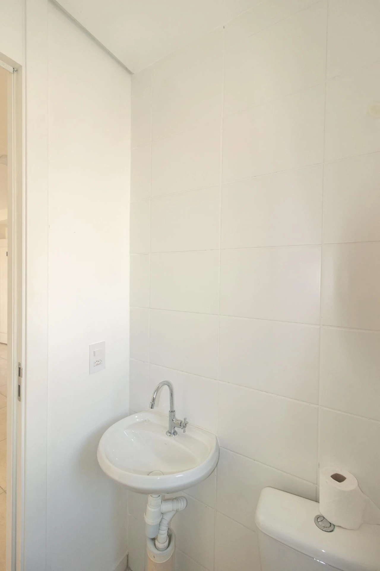 Apartamento com 2 quartos e box de vidro no banheiro — photo 41