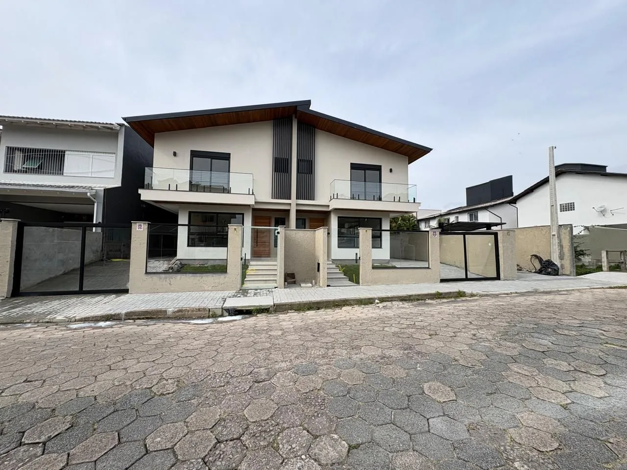 Casa en la parte trasera con 3 suites y balcón cerrado
