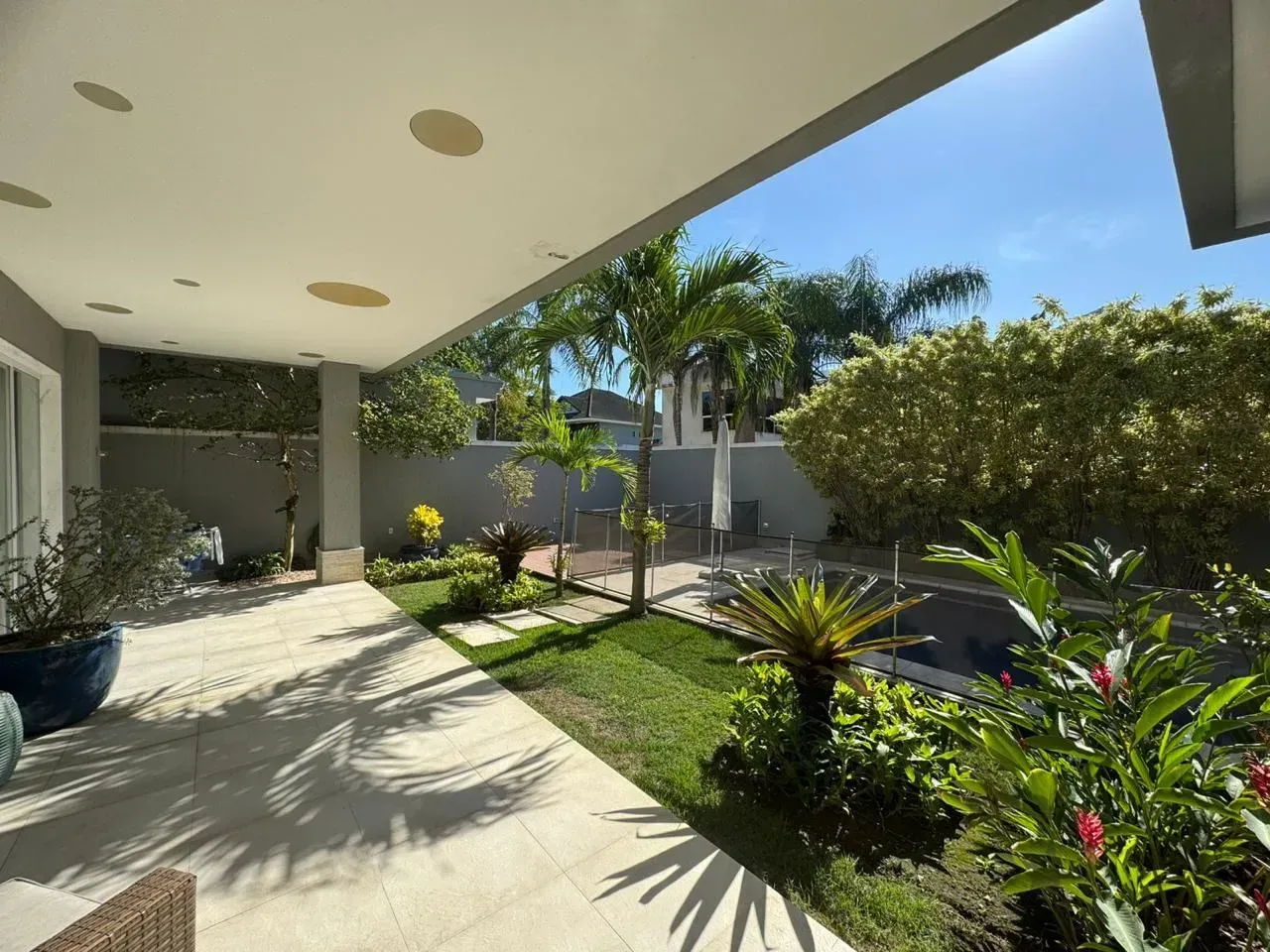 House with 5 suites and a built-in balcony grill — photo 5