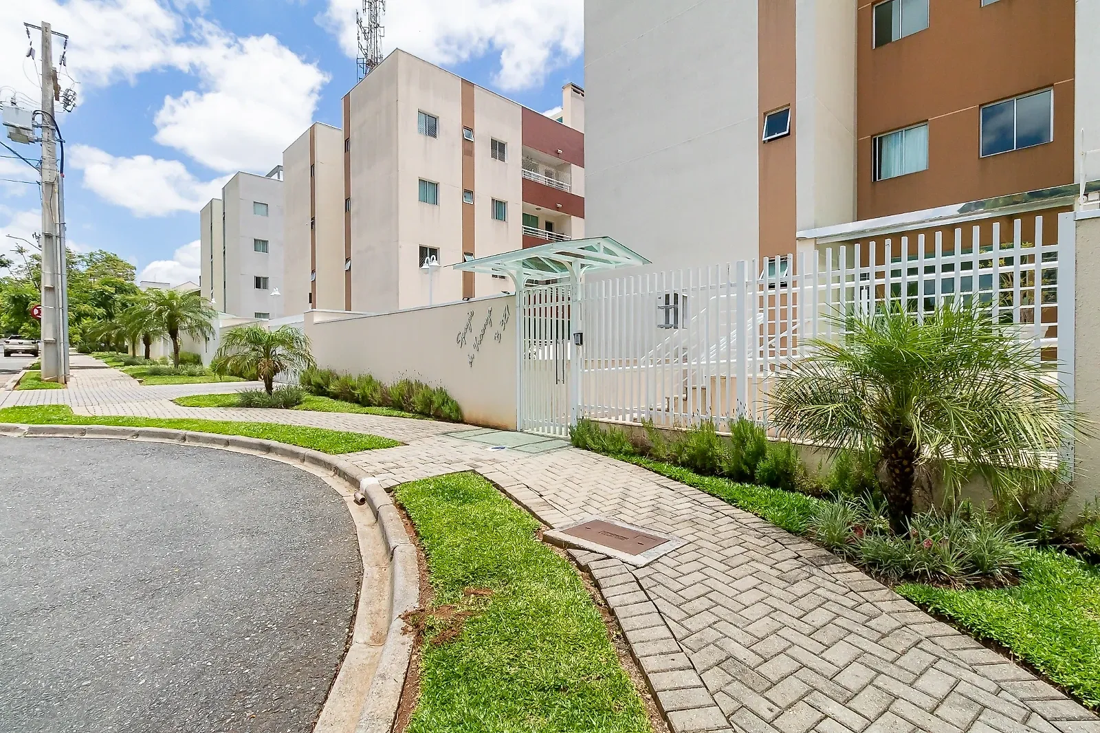 Balcony with a grill in a 3-bedroom apartment, 74 m² — photo 27
