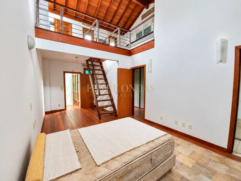 700 m² house with a bathtub and a fireplace — photo 15