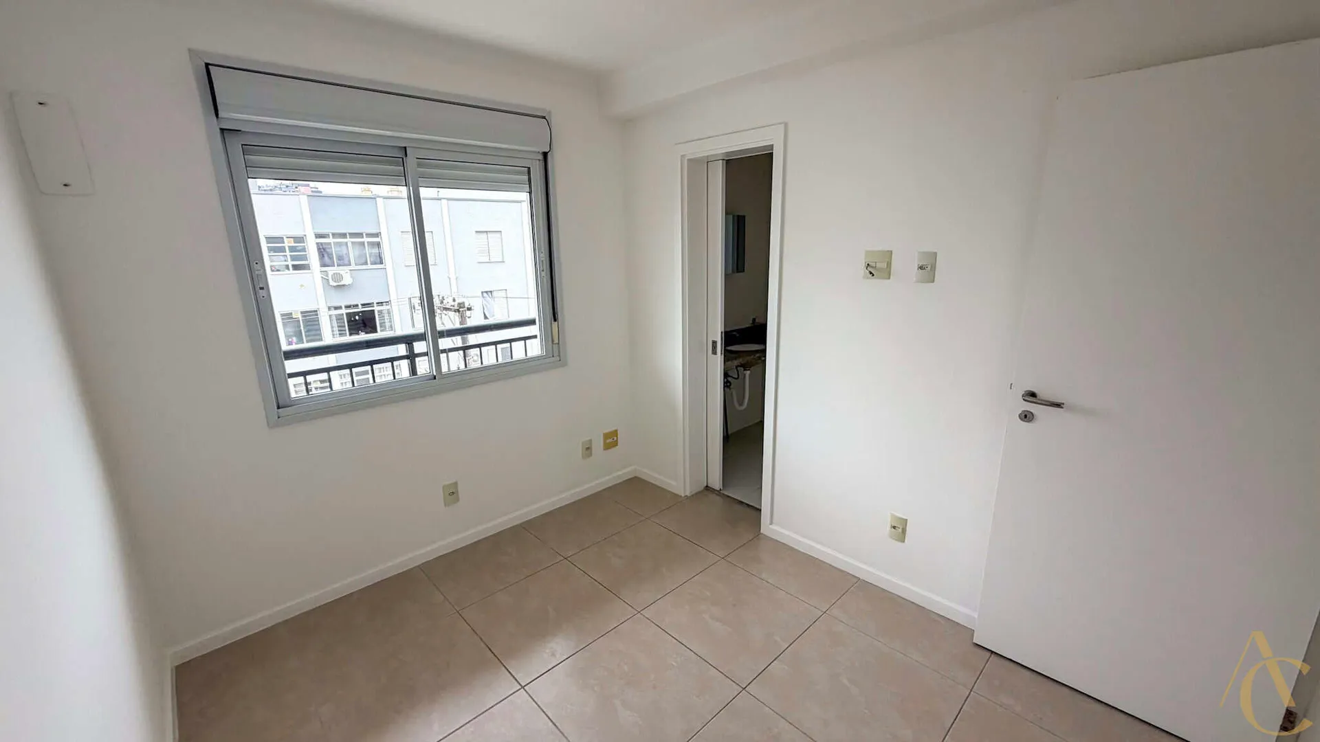 Balcony with a grill in a 3-bedroom apartment, 97 m² — photo 17