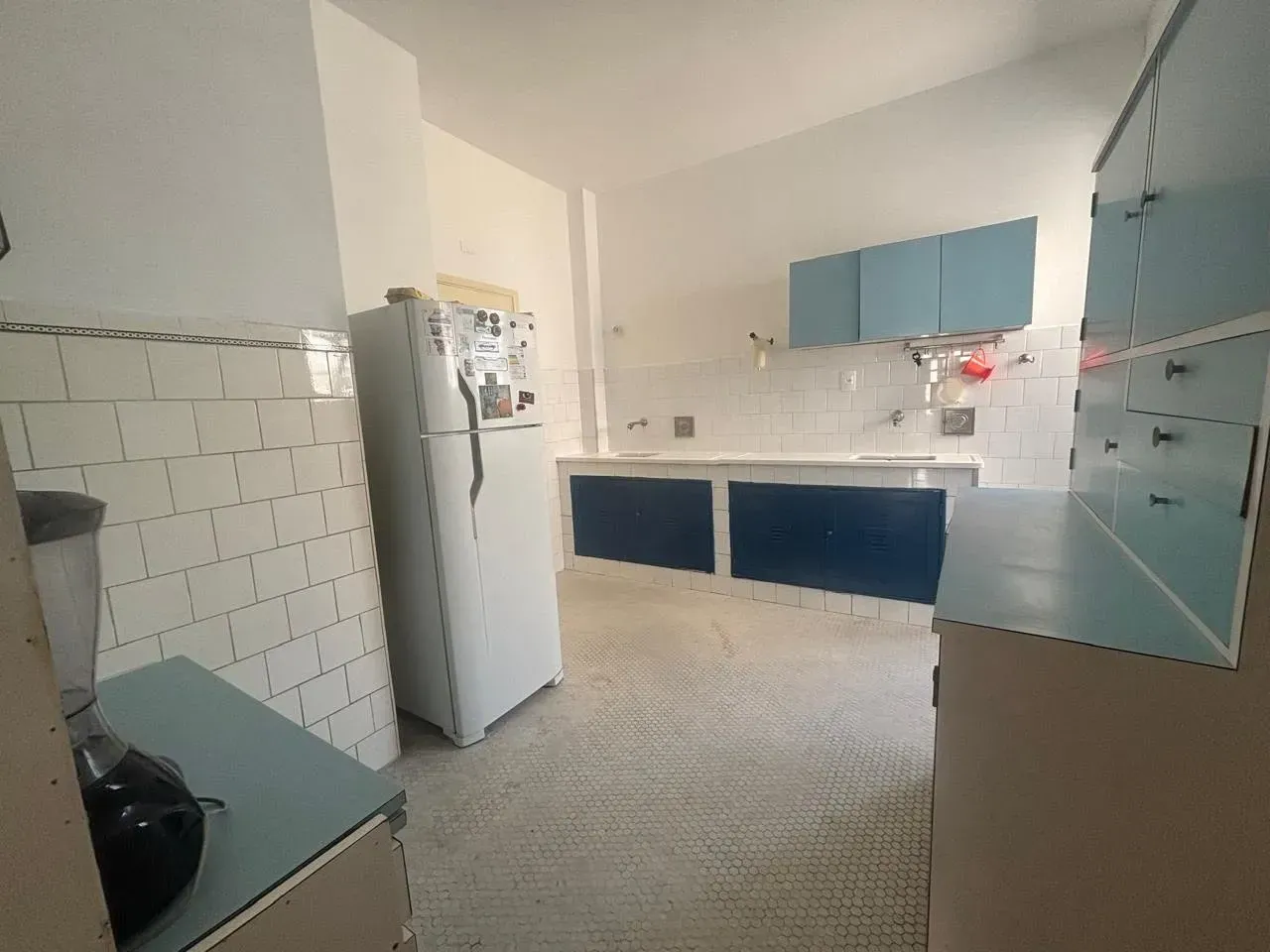 Furnished apartment with 4 bedrooms and a work desk — photo 12