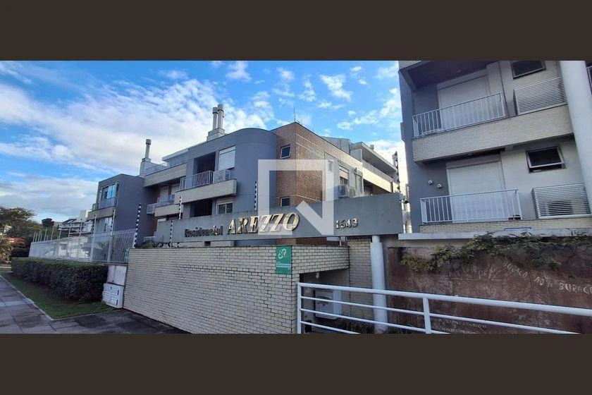 3-bedroom apartment in a building with a pool — photo 38
