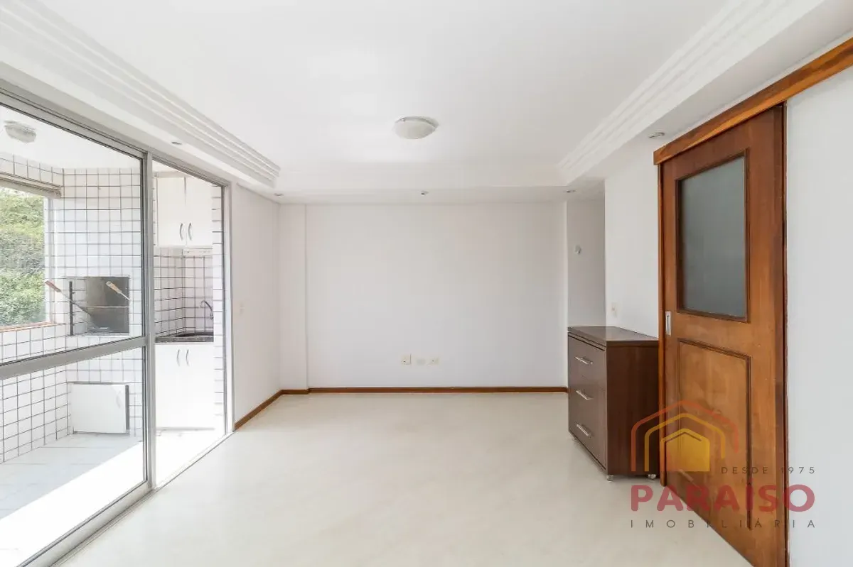 Balcony with a grill in a 2-bedroom apartment, 90 m² — photo 13