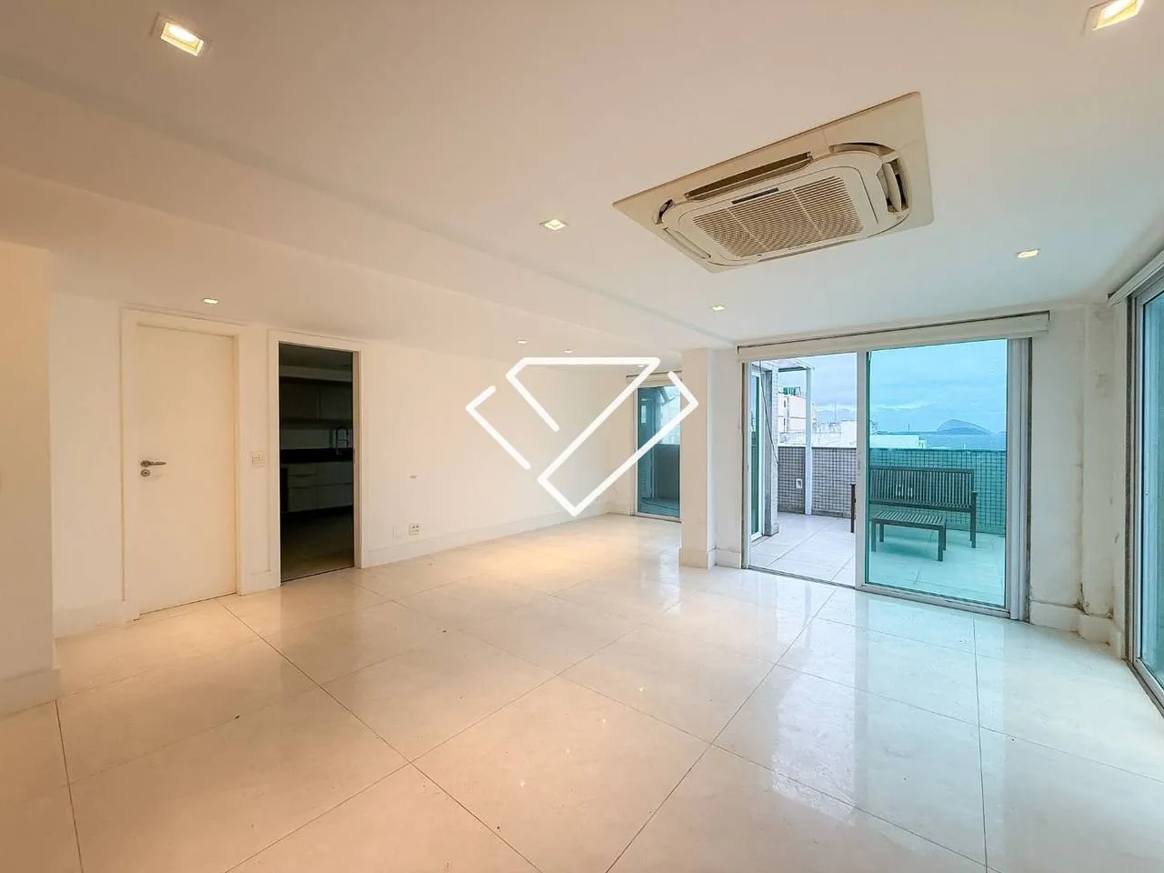 Water view in a 3-bedroom apartment, 660 m² — photo 12