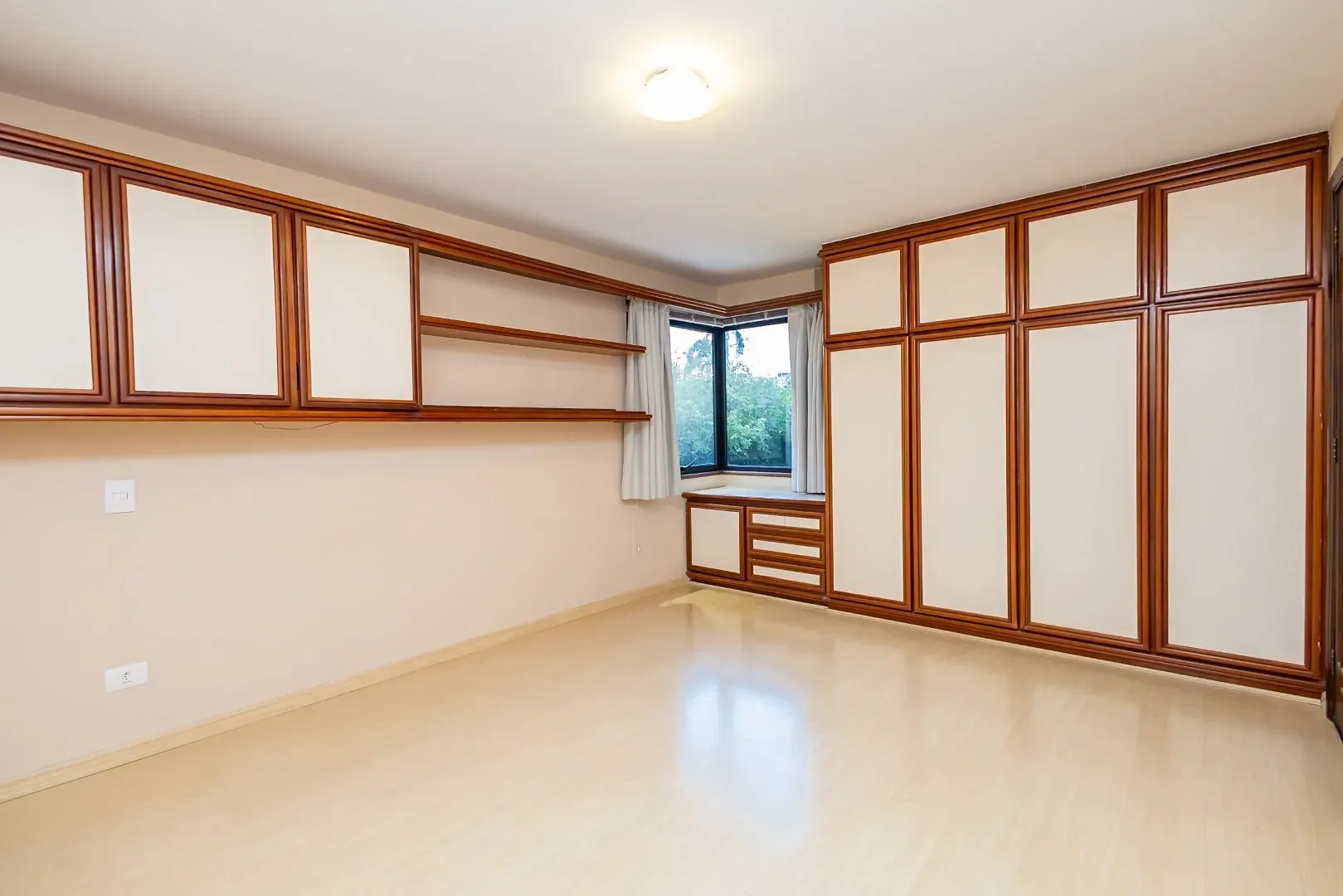 Rental house with 4 bedrooms and 5 bathrooms across 550 m² — photo 49