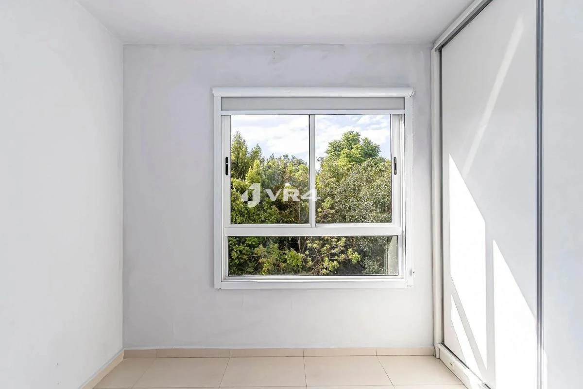 Balcony with a grill in a 2-bedroom apartment, 70 m² — photo 32