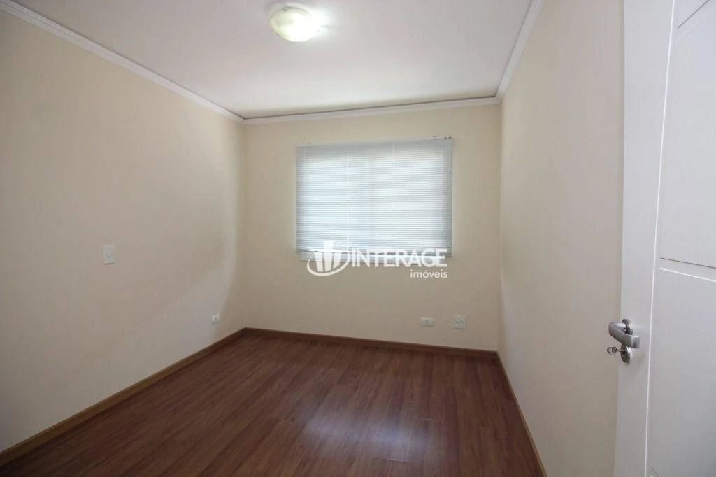 Balcony with a grill in a 3-bedroom house, 150 m² — photo 17