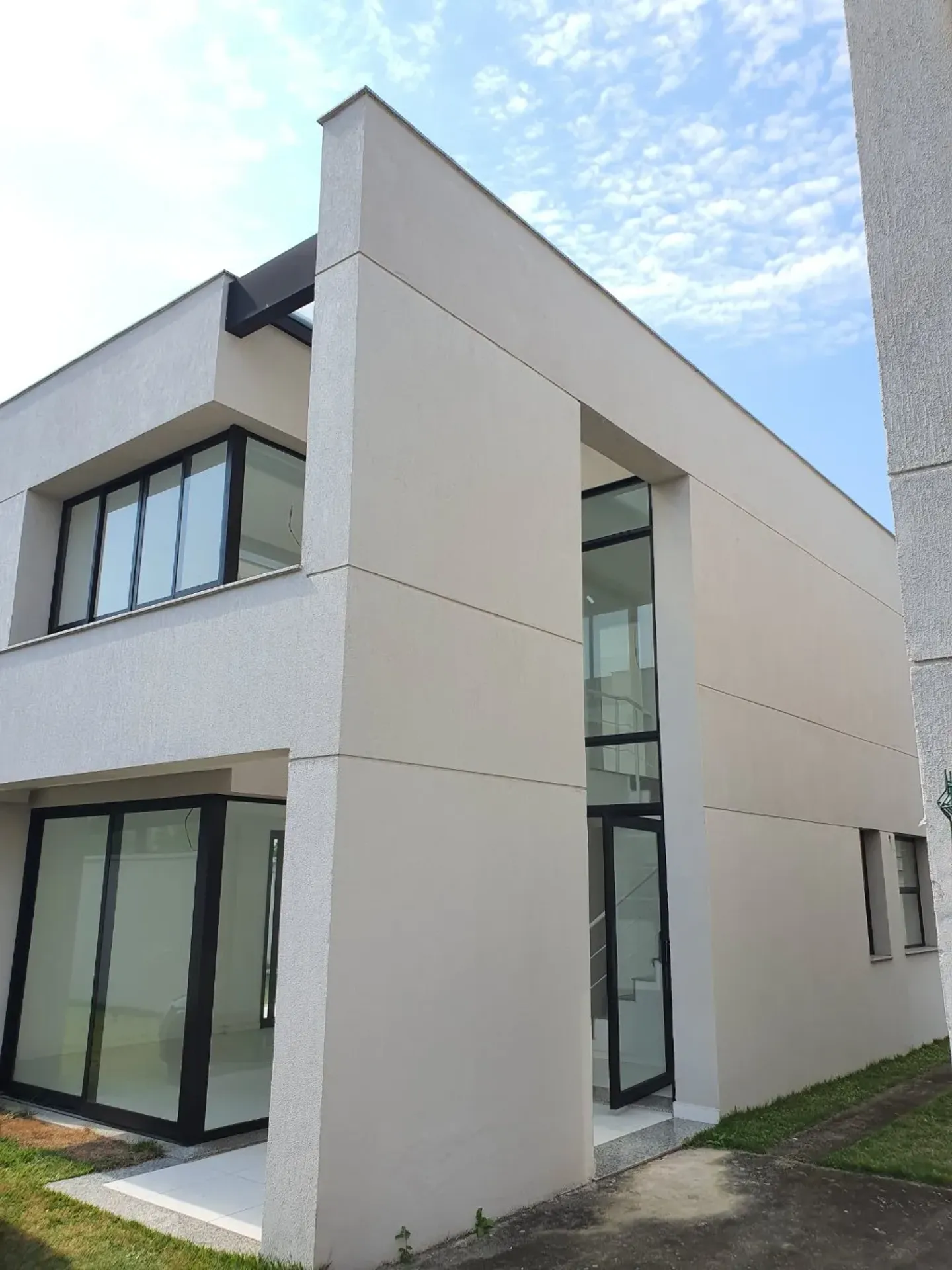 Floor-to-ceiling windows in a 4-bedroom house, 366 m² — photo 3