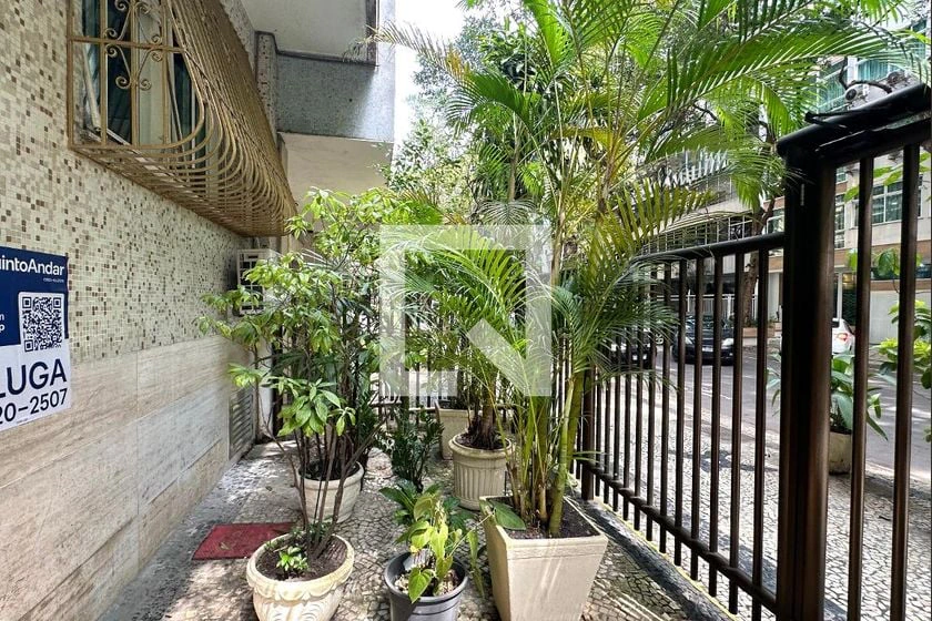 Apartamento de 2 quartos com piso de madeira ou laminado — photo 28