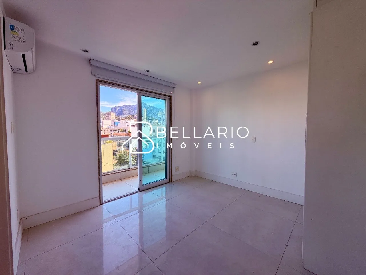 Unfurnished apartment with 3 bedrooms and 4 bathrooms — photo 31