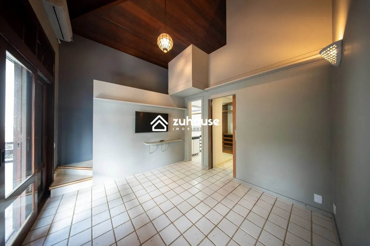 Casa de 5 quartos com janelas do piso ao teto — photo 26