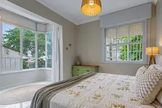 Apartment on the 4th floor with a glass-enclosed balcony — photo 3