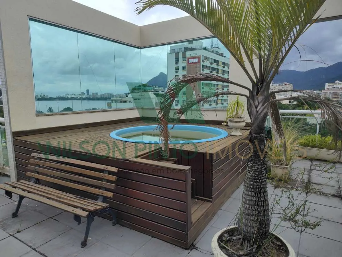 Balcony with a grill in a 2-bedroom apartment, 172 m² — photo 20