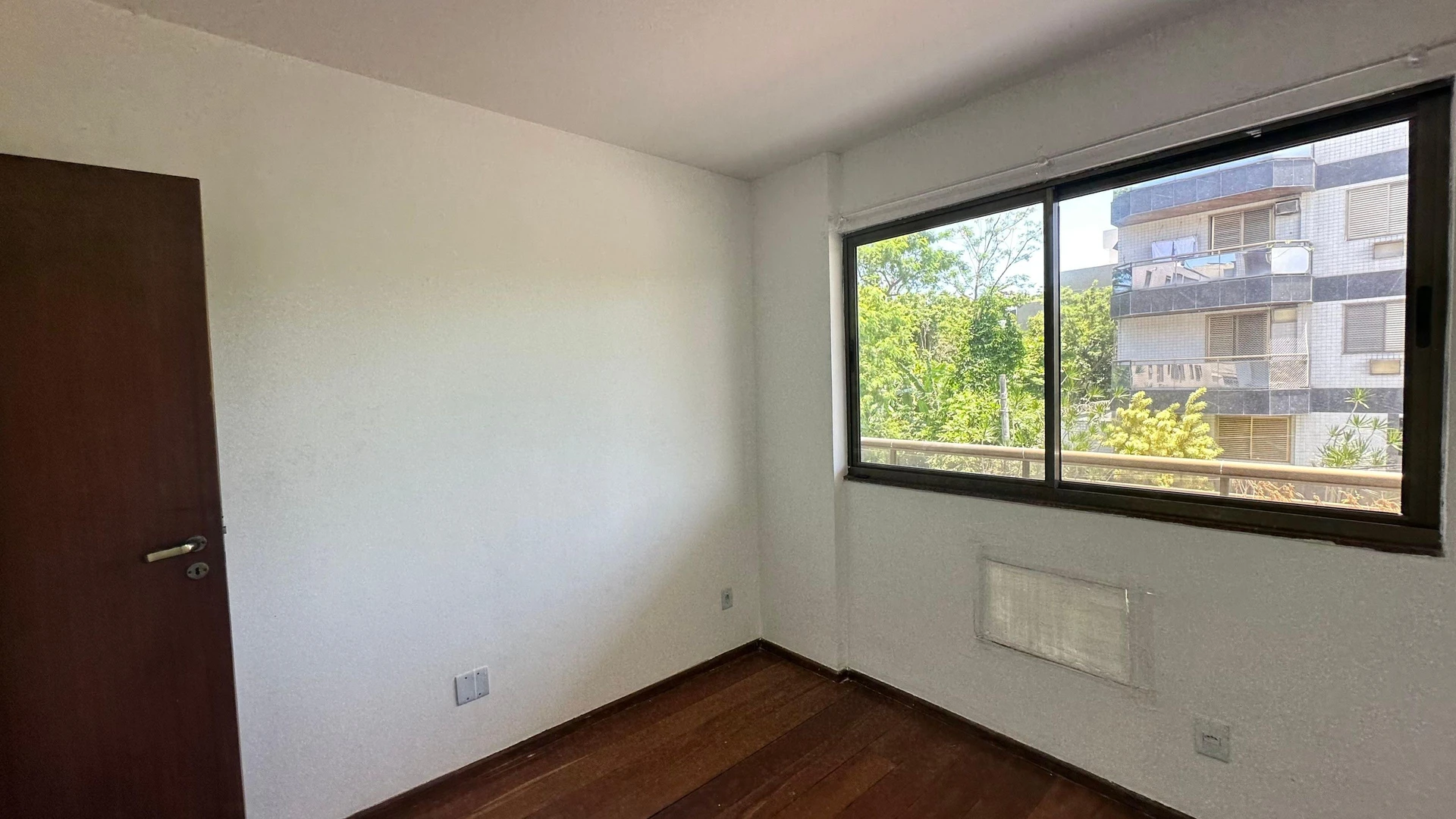 Apartment with built-in wardrobes and a balcony — photo 4