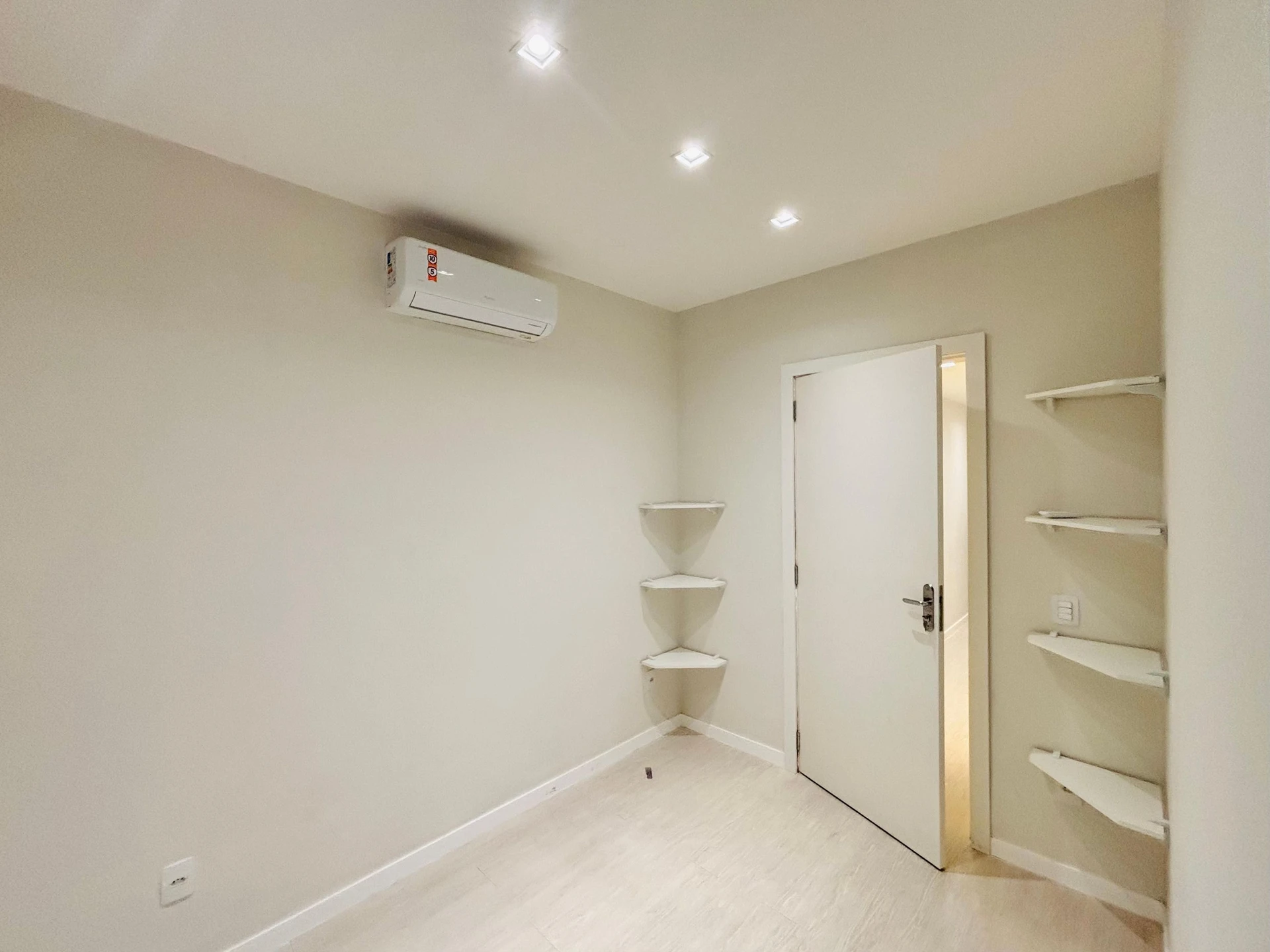 Washing machine in a 3-bedroom apartment, 401 m² — photo 25