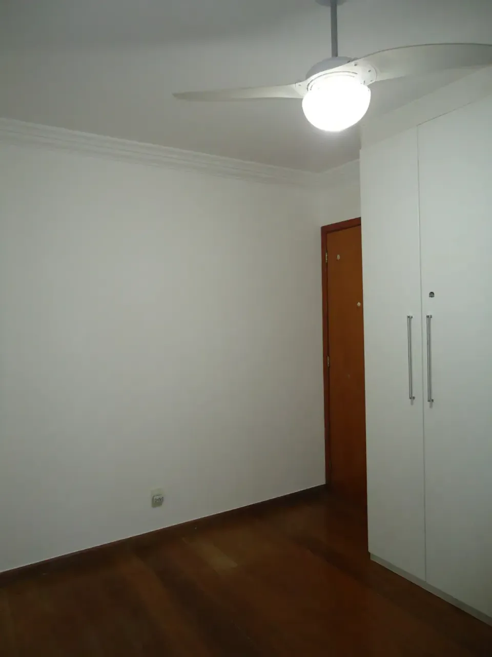 Wood or laminate floors in a 3-bedroom apartment, 107 m² — photo 17