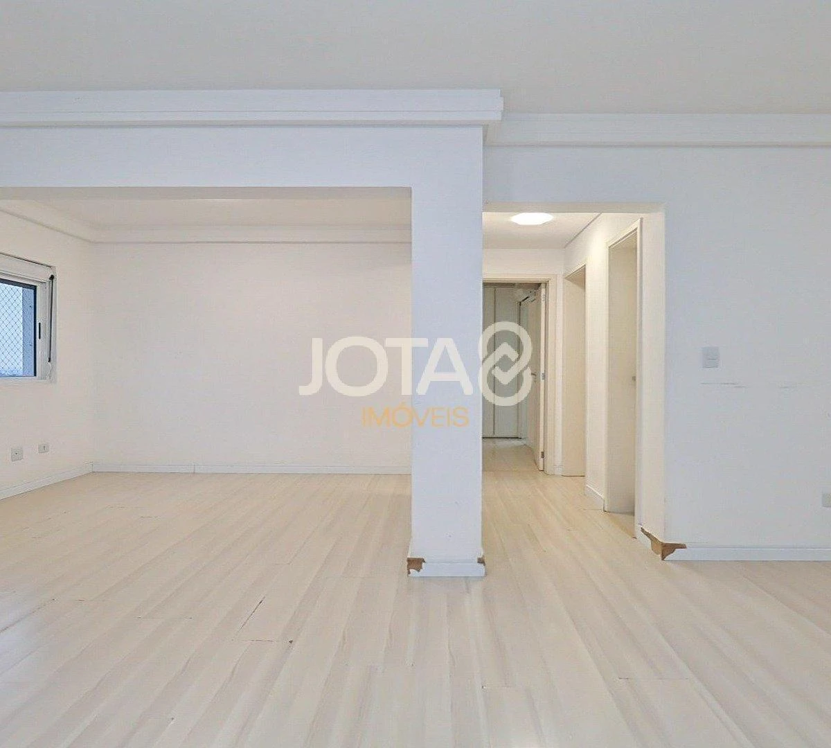 2-bedroom apartment with a glass-enclosed balcony — photo 2