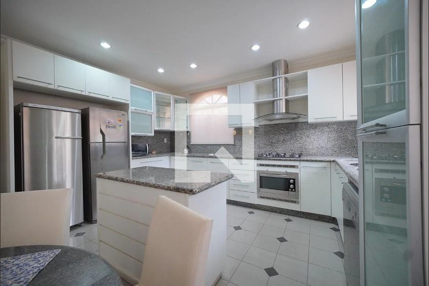 Furnished house, 350 m², with a glass-enclosed balcony — photo 20