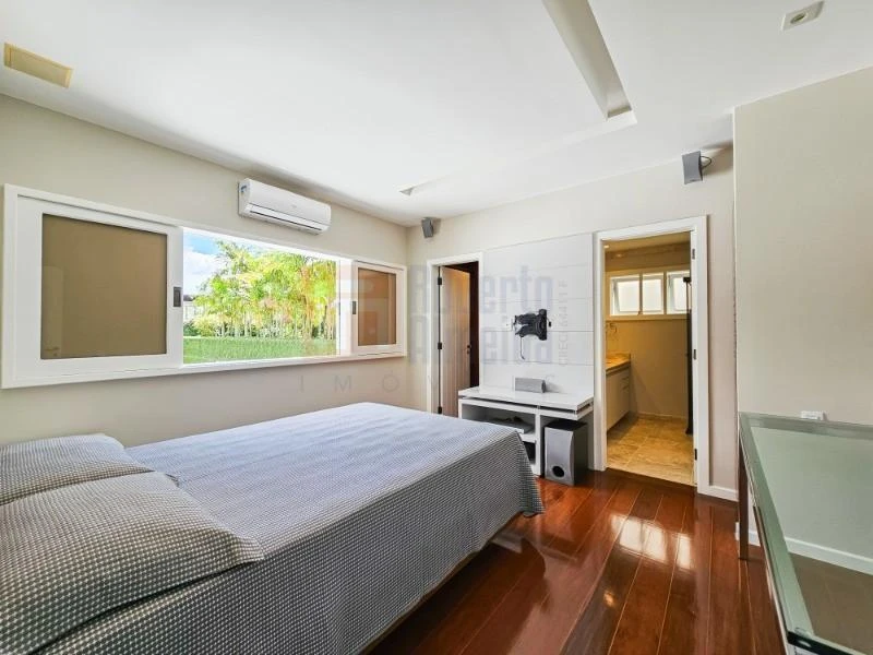 832 m² house with 6 bedrooms and an open-plan kitchen — photo 33