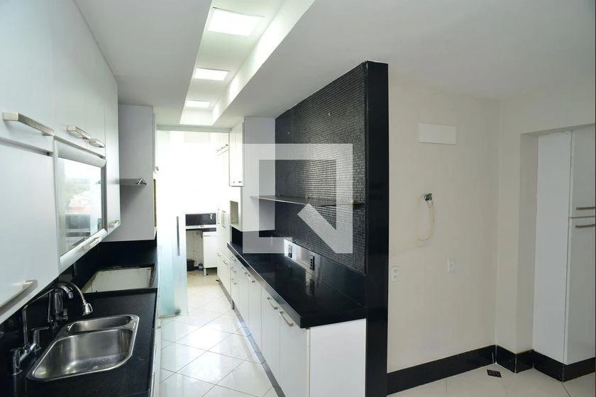 3-bedroom apartment with a walk-in closet — photo 2