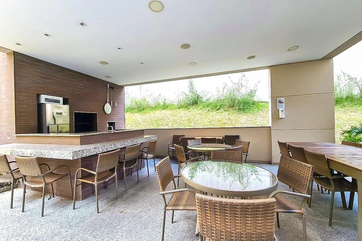 Balcony with a grill in a 2-bedroom apartment, 60 m² — photo 75