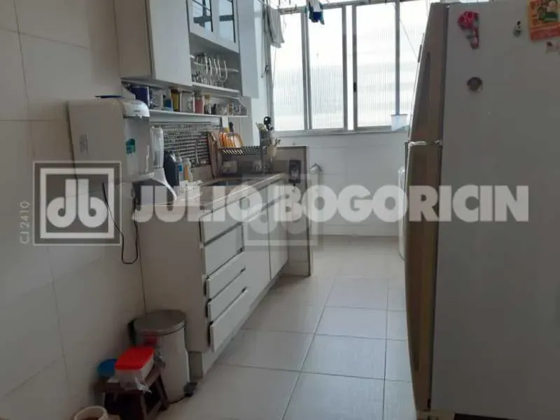 3-bedroom apartment with a mountain view in Rio de Janeiro — photo 12