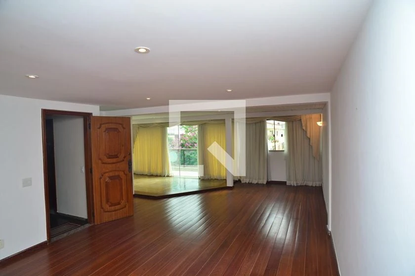 4-bedroom apartment with wood or laminate floors — photo 7