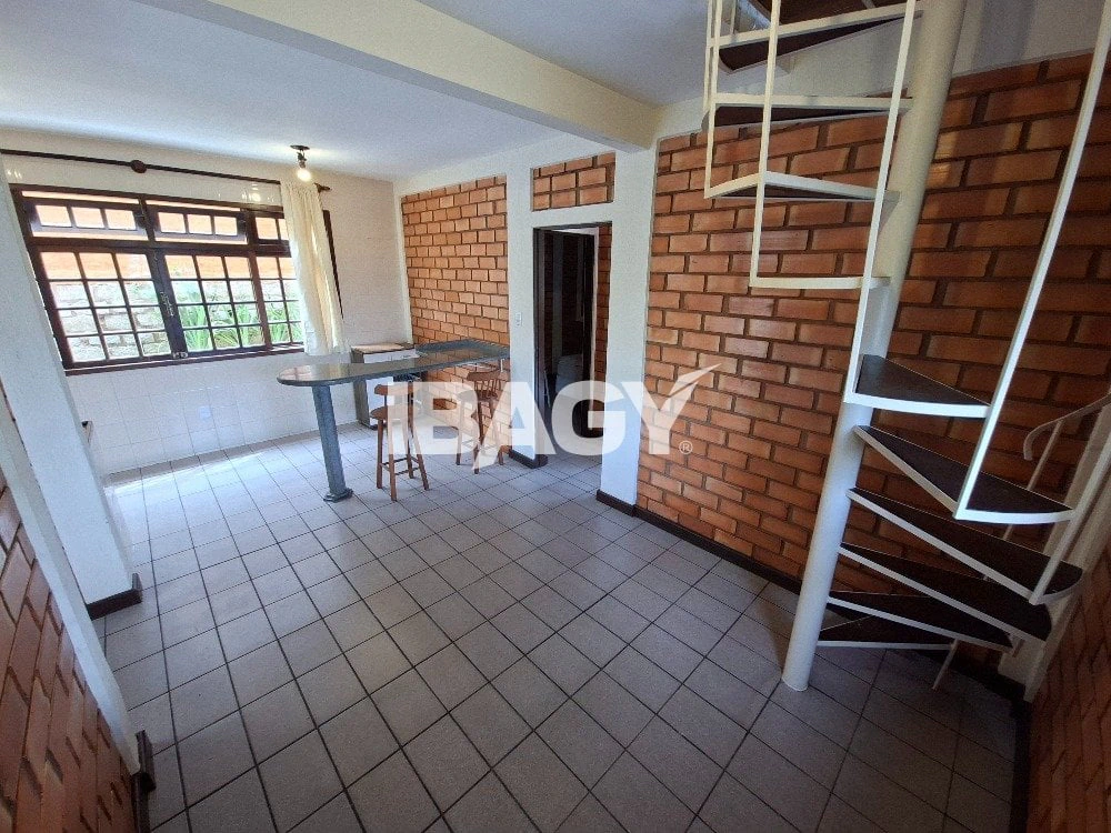 House with 3 bedrooms and a dedicated laundry area — photo 2